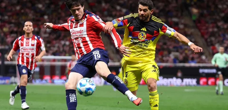 Jugadores de Chivas y América disputando el balón