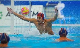 Portero intentando detener un tiro en waterpolo