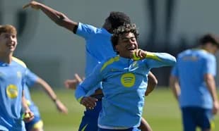 Jugadores celebrando durante sesión de entrenamiento