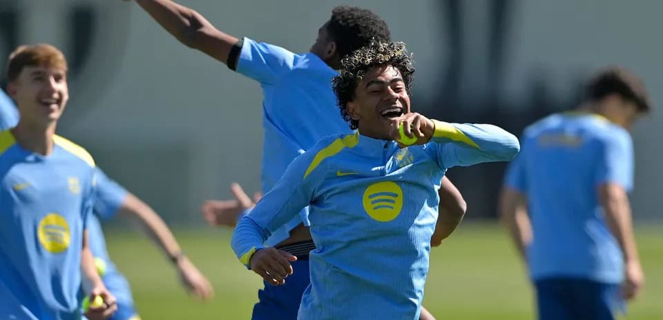 Jugadores celebrando durante sesión de entrenamiento