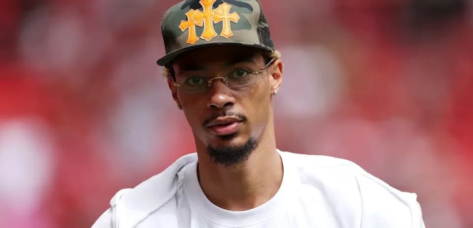 Hombre con gorra camuflada en estadio deportivo