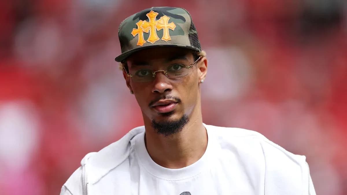Hombre con gorra camuflada en estadio deportivo