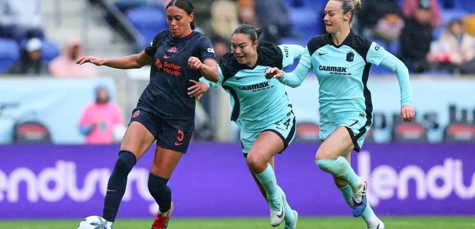 Jugadora de Gotham FC en acción contra Bay FC