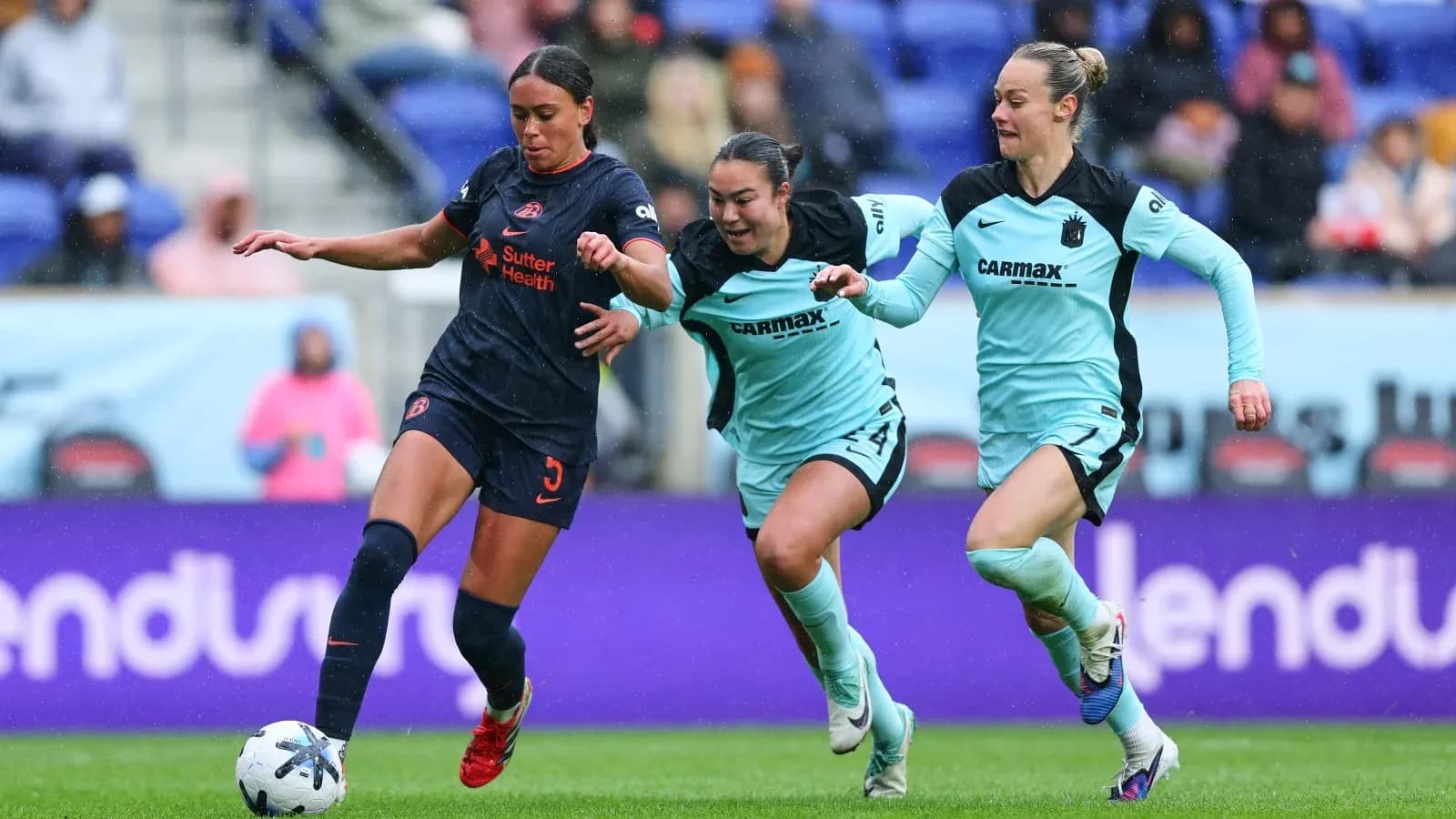 Jugadora de Gotham FC en acción contra Bay FC