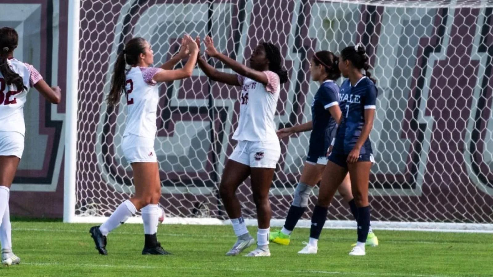 Jugadoras celebrando un gol en el partido de fútbol