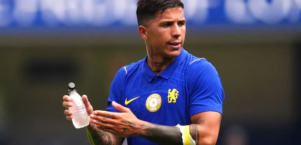 Jugador de Chelsea sosteniendo botella de agua en campo