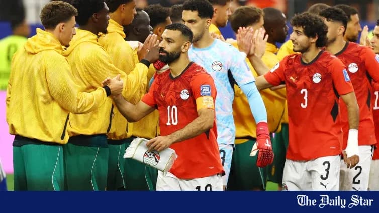 Jugadores de Egipto saludando a equipo rival tras partido