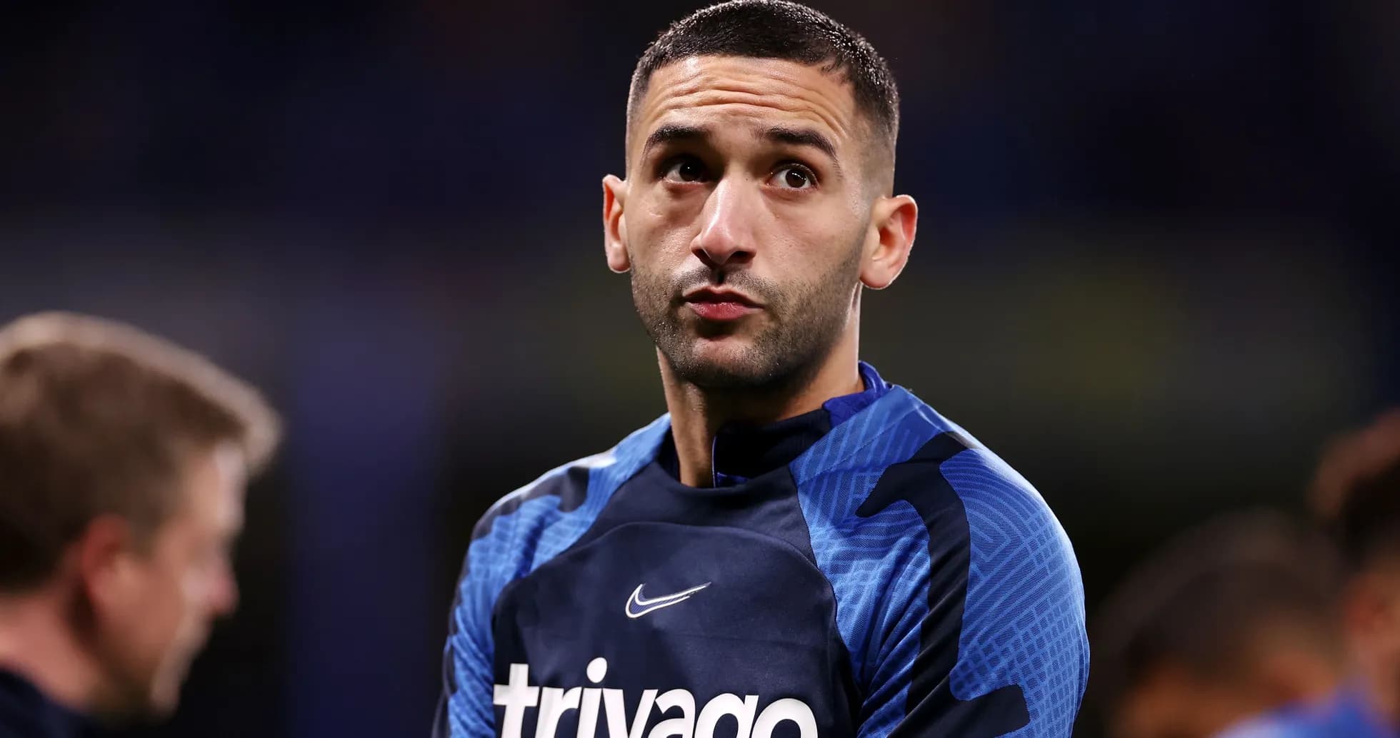 Jugador en calentamiento con camiseta de entrenamiento