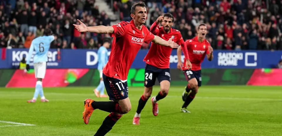Jugador celebra un gol en partido de fútbol