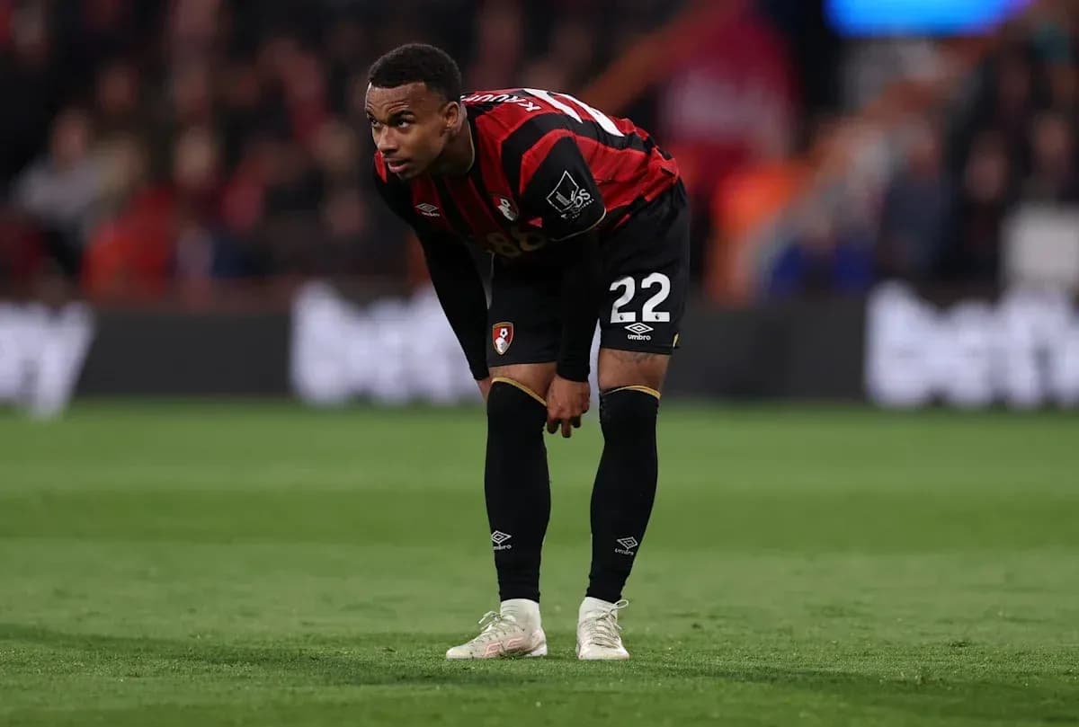 Jugador de Bournemouth agachado en el campo de juego