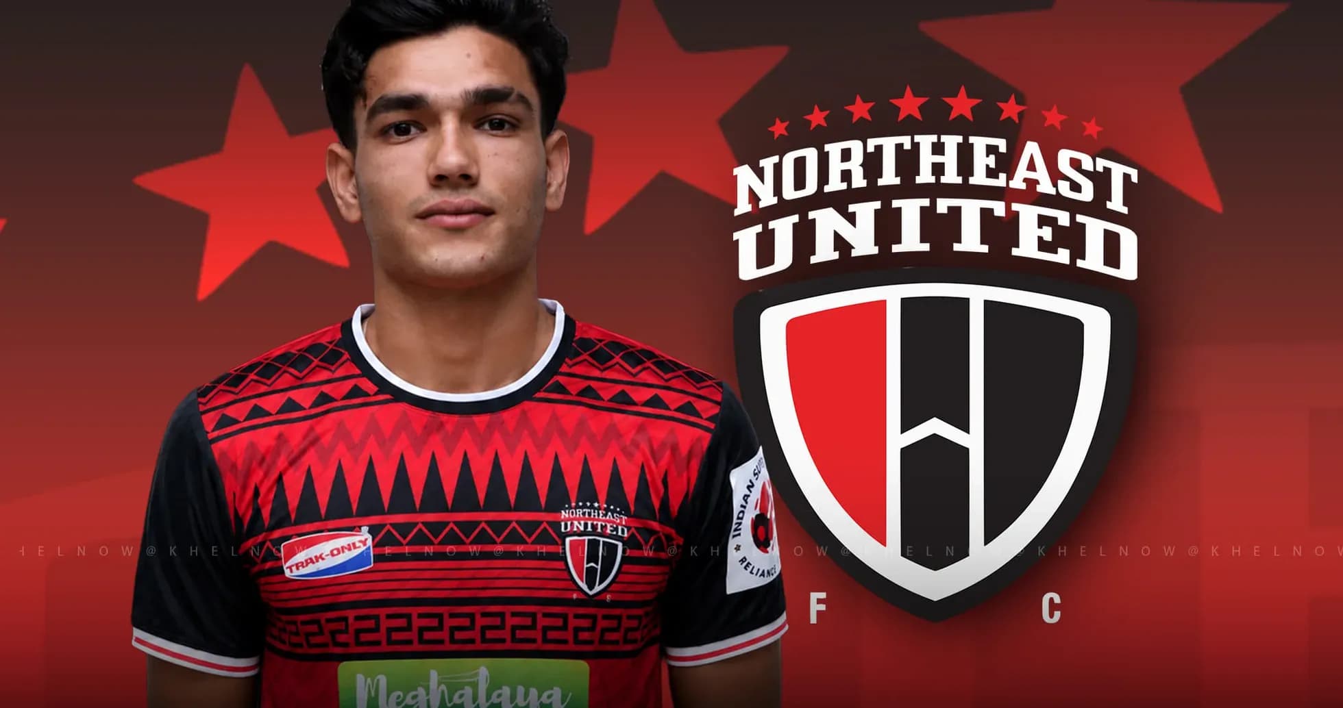 Jugador de Northeast United con uniforme en fondo rojo