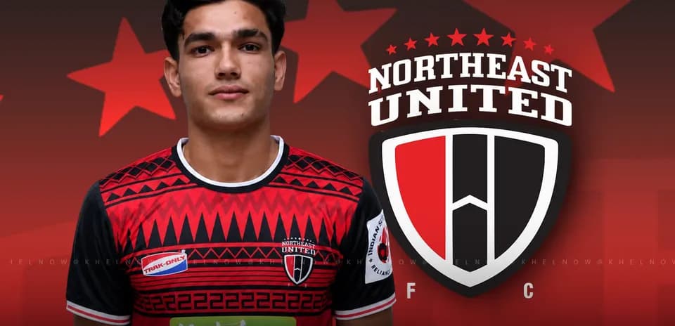 Jugador de Northeast United con uniforme en fondo rojo