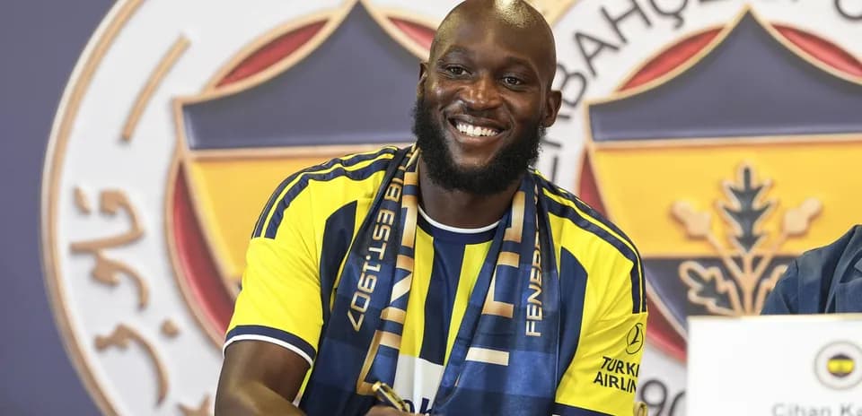 Jugador firmando contrato con Fenerbahçe en rueda de prensa