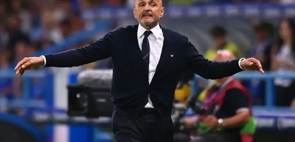 Entrenador dirigiendo desde la línea de banda