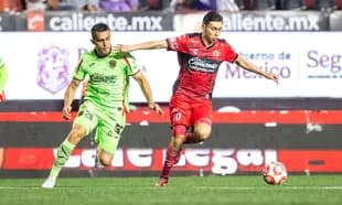 Jugadores de FC Juárez y Club Tijuana en acción