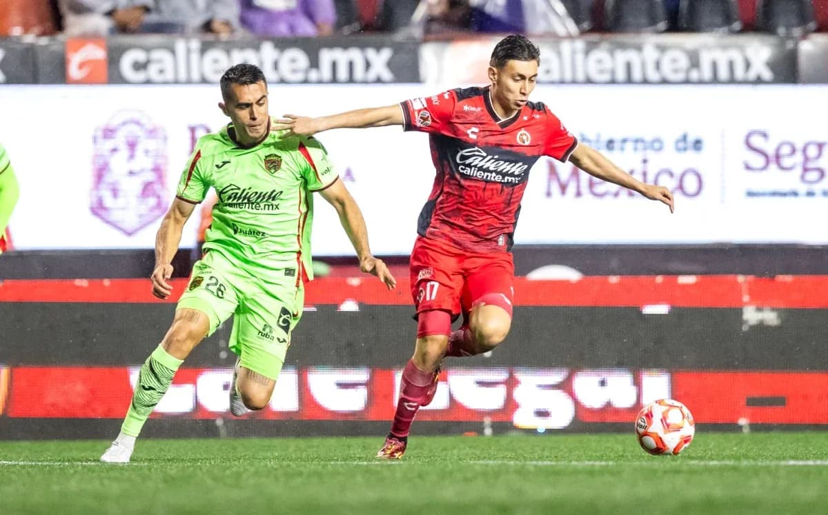 Jugadores de FC Juárez y Club Tijuana en acción