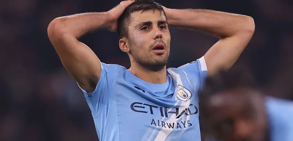 Jugador de Manchester City con las manos en la cabeza