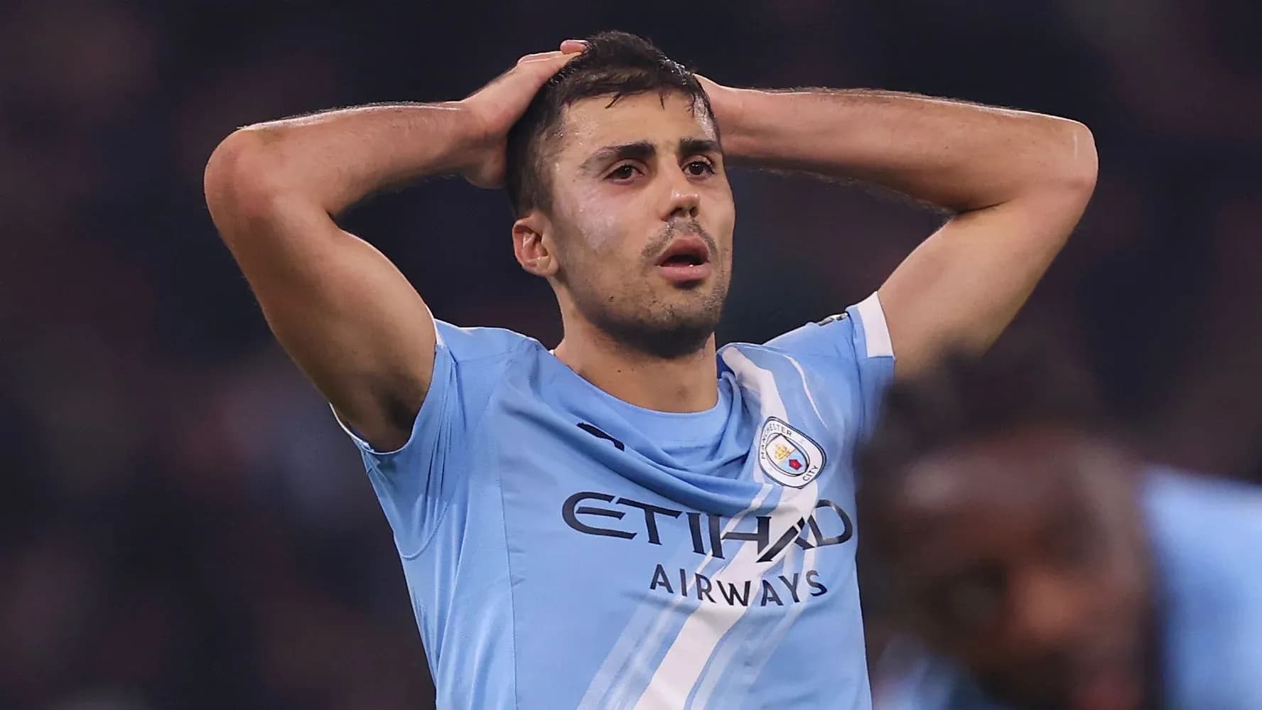 Jugador de Manchester City con las manos en la cabeza