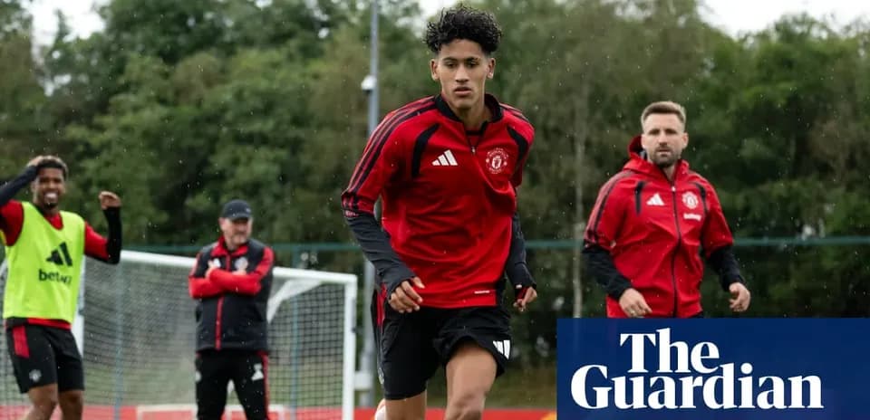 Jugadores de Manchester United entrenando bajo la lluvia