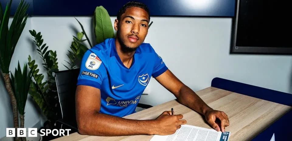 Jugador firmando contrato en oficina del club Portsmouth