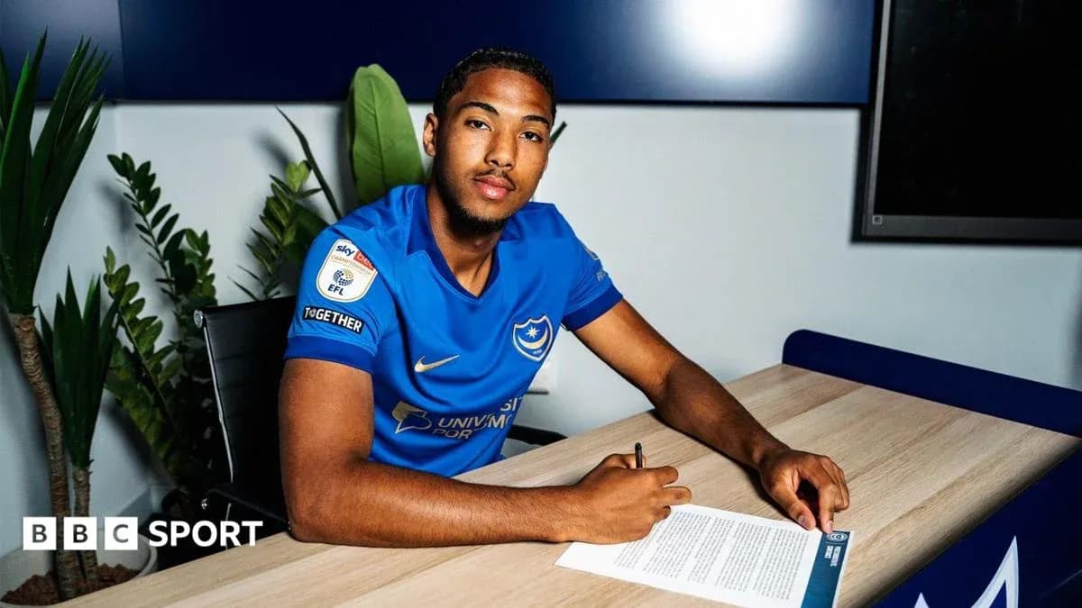 Jugador firmando contrato en oficina del club Portsmouth