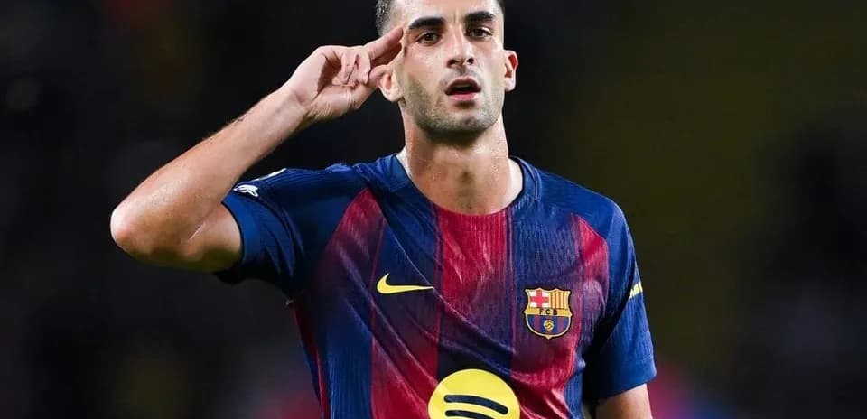 Jugador de Barcelona saludando al público en el campo