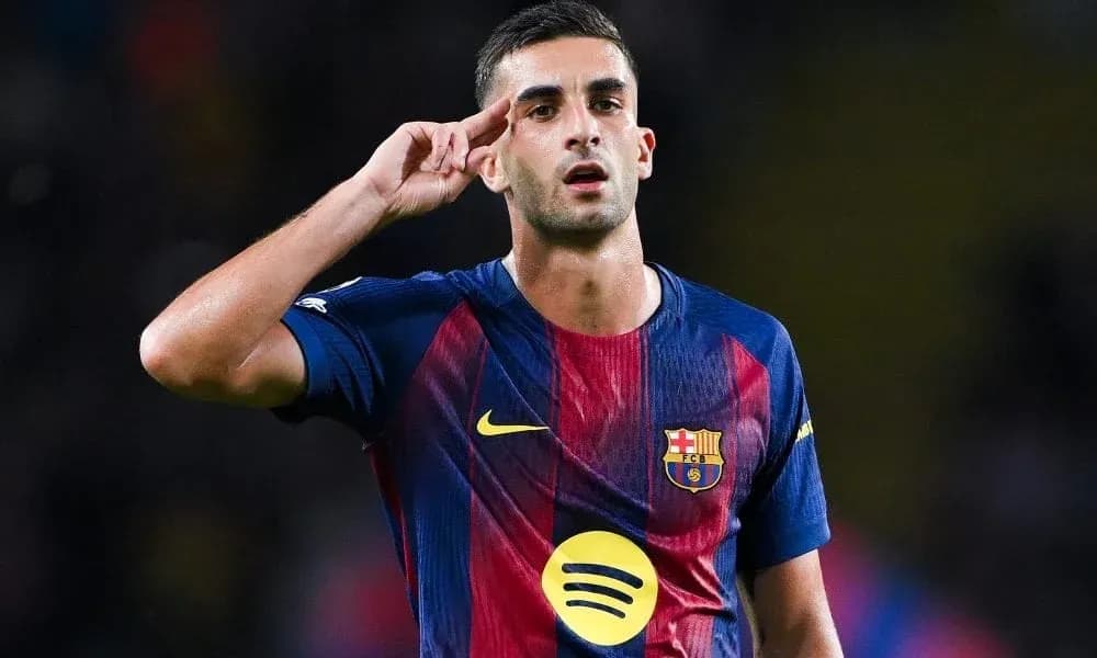 Jugador de Barcelona saludando al público en el campo