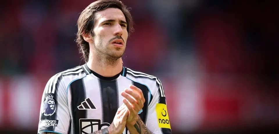Jugador aplaudiendo en el campo de fútbol