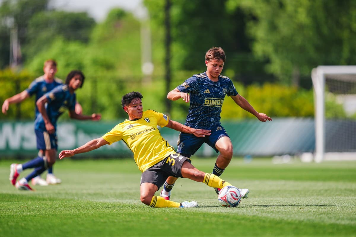 Jugador del Columbus Crew II derrapando en el campo