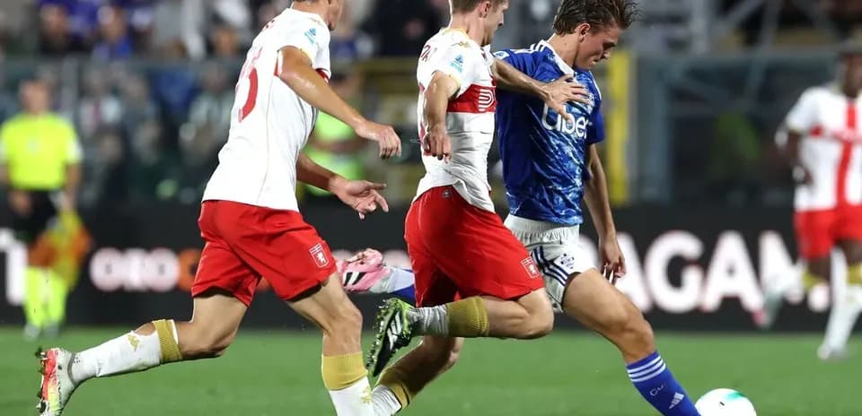 Acción de juego entre Genoa y Como