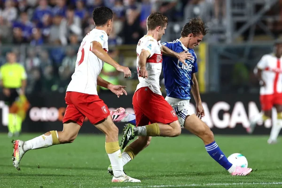 Acción de juego entre Genoa y Como