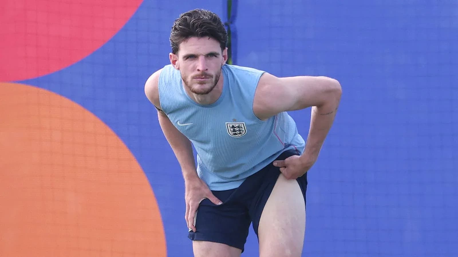 Jugador estirándose durante entrenamiento de Inglaterra
