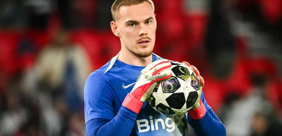 Portero sosteniendo un balón antes del partido