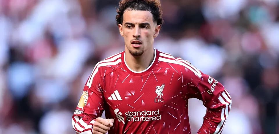 Jugador de Liverpool corriendo en el campo de juego
