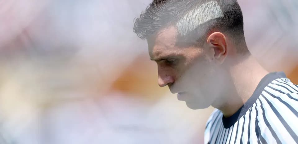Jugador mirando hacia abajo en el campo de juego