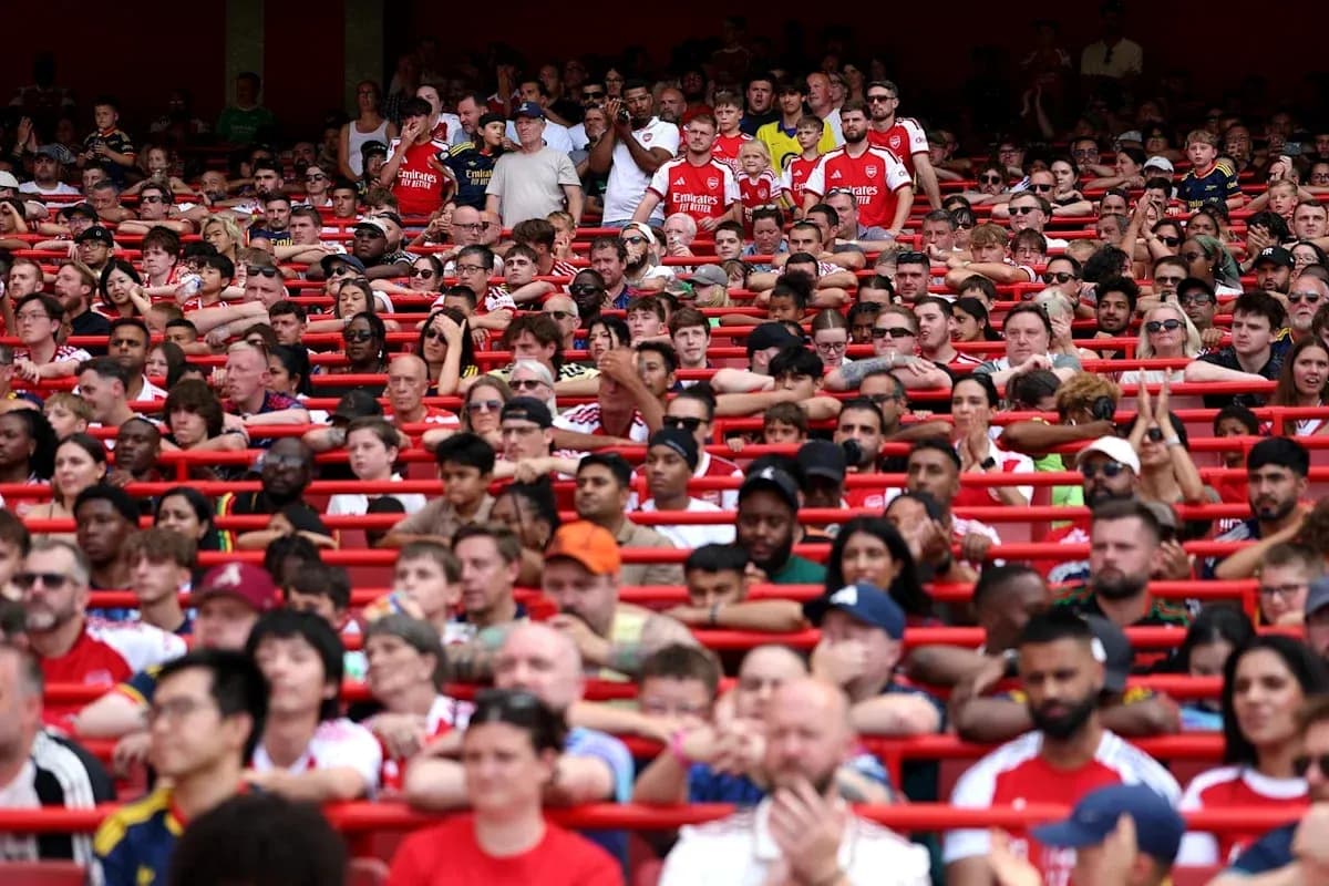 Aficionados de Arsenal en las gradas del estadio