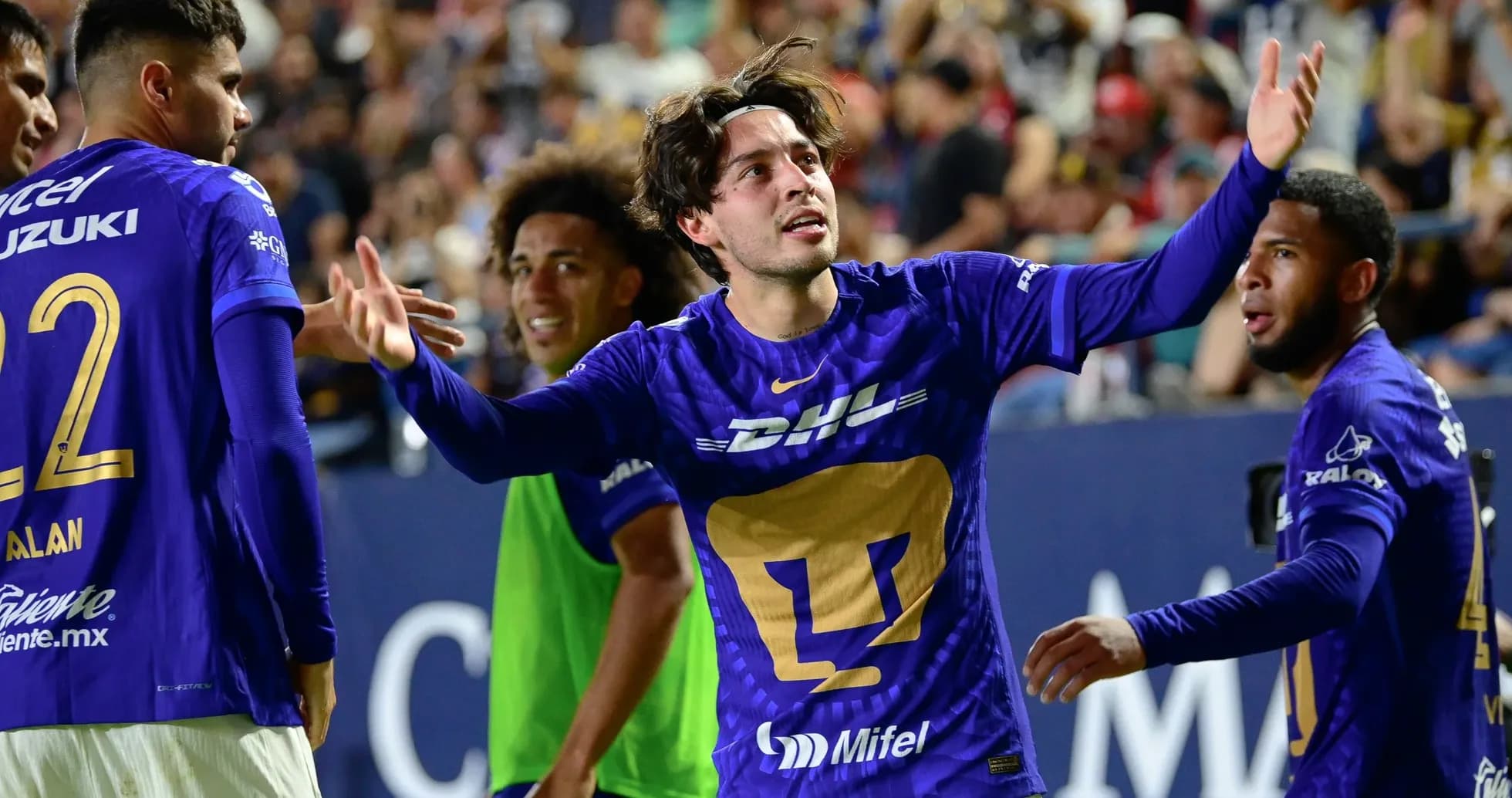 Jugadores de Pumas celebrando un gol