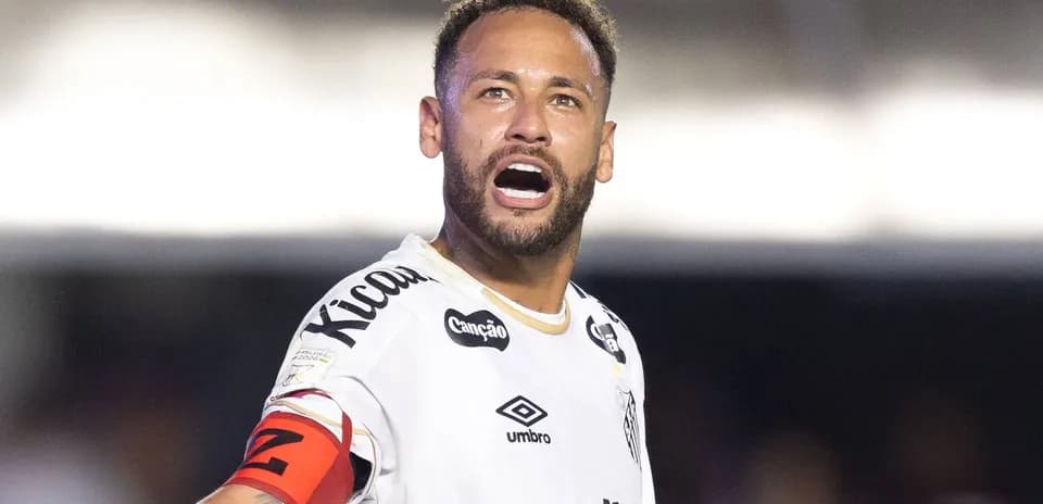 Jugador celebrando con camiseta de Santos FC