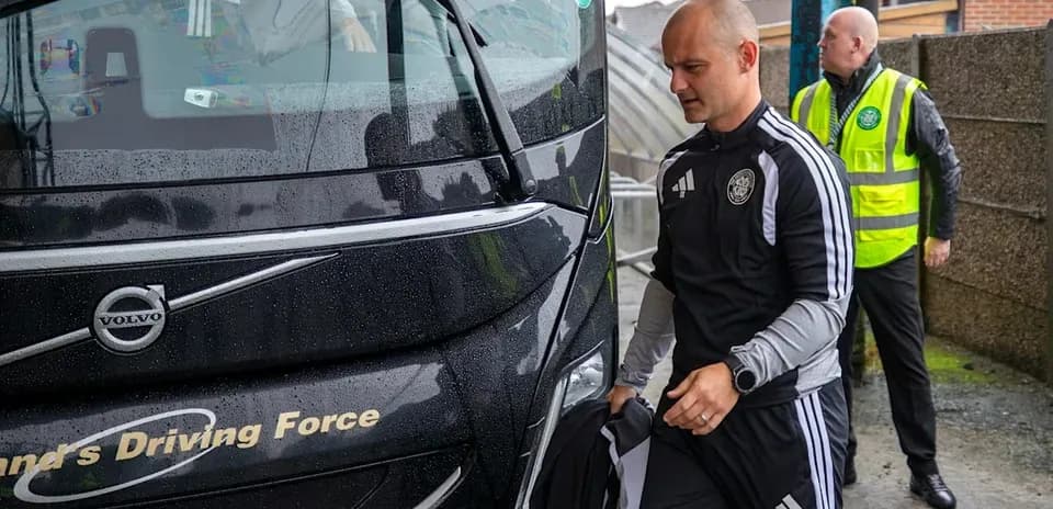Entrenador llegando al autobús del equipo