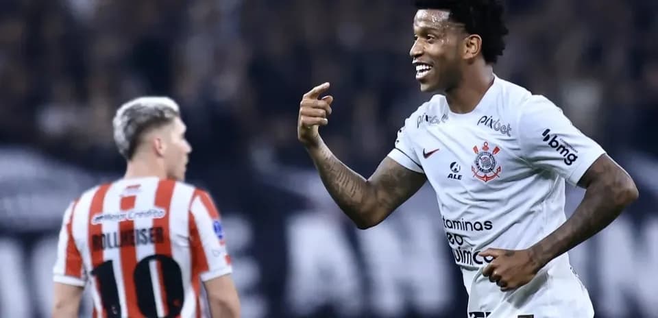 Jugador del Corinthians celebra un gol