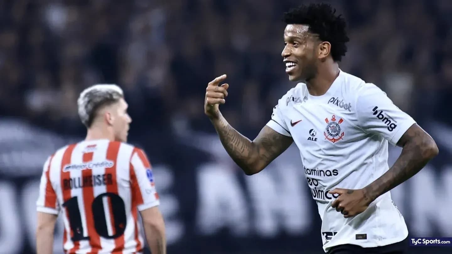 Jugador del Corinthians celebra un gol