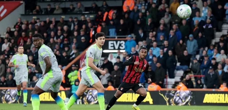 Jugador de Bournemouth disparando a puerta