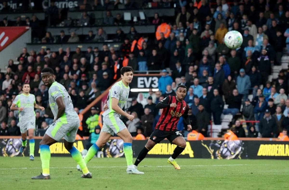 Jugador de Bournemouth disparando a puerta