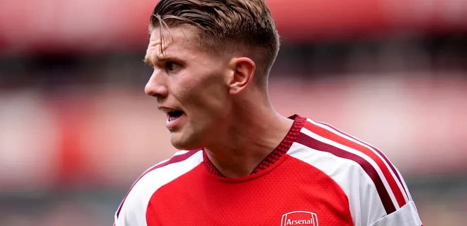 Jugador de Arsenal en acción durante el partido