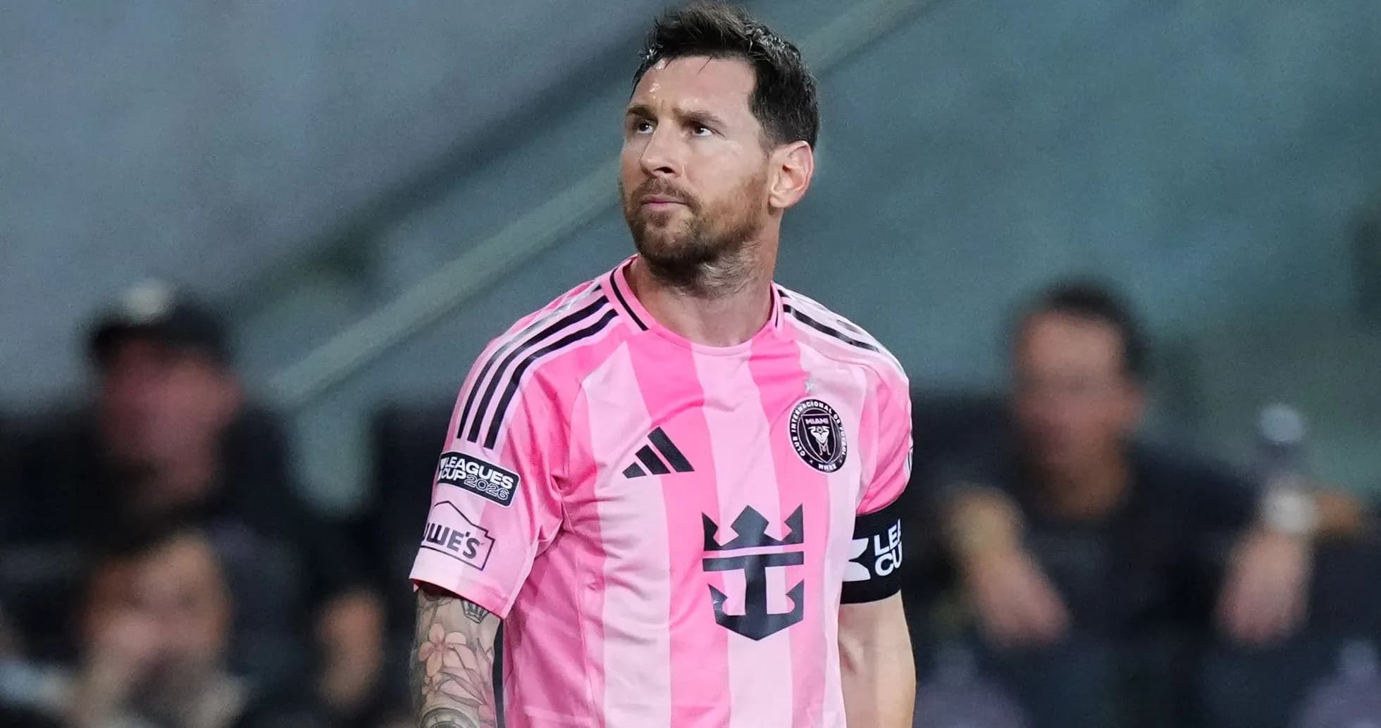 Jugador de Inter Miami con camiseta rosa en el campo