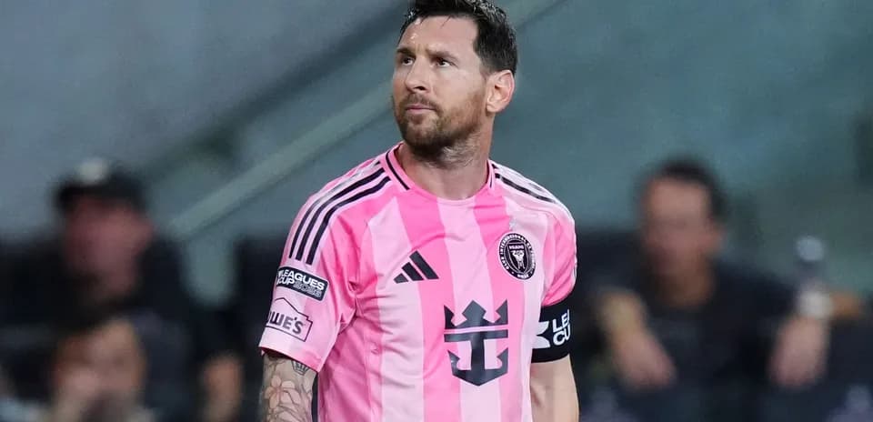 Jugador de Inter Miami con camiseta rosa en el campo