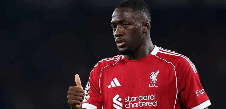 Jugador de Liverpool haciendo gesto de aprobación en partido