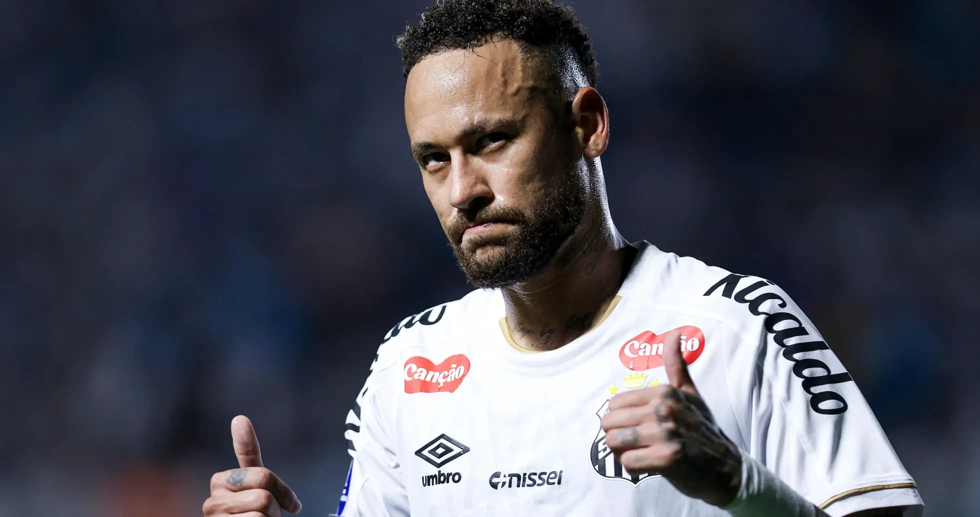 Jugador de fútbol con camiseta de Santos haciendo gesto de aprobación