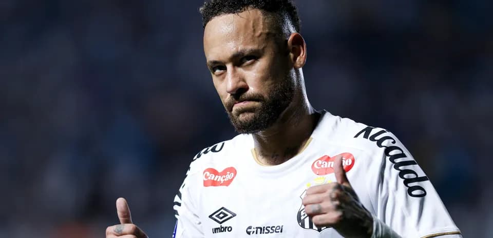 Jugador de fútbol con camiseta de Santos haciendo gesto de aprobación