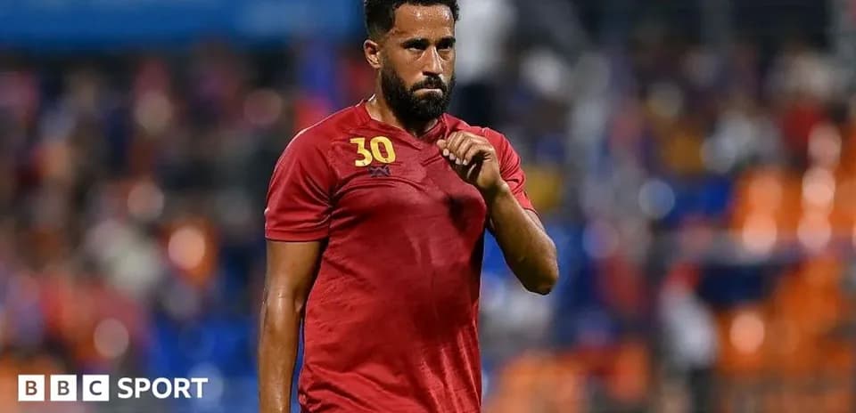 Jugador caminando en el campo durante el partido